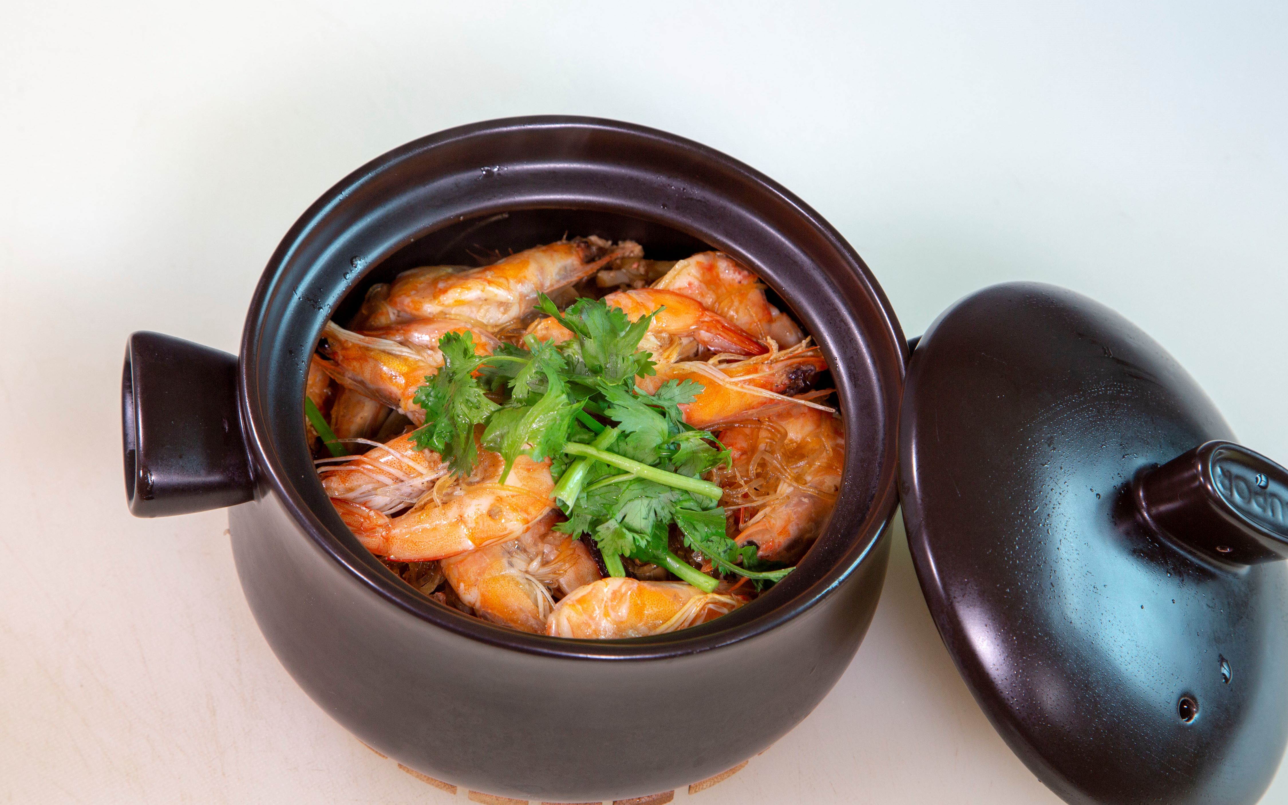 配料十足的鲜虾粉丝煲一上桌满屋子都是香