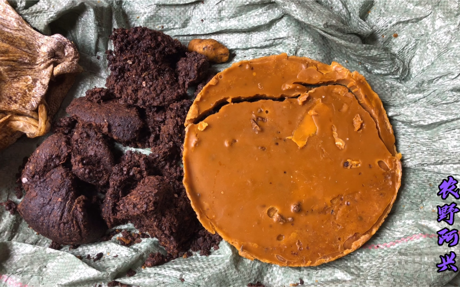 我熬出来的蜂蜡为什么是橘黄色,有人知道怎么回事吗?我是新手