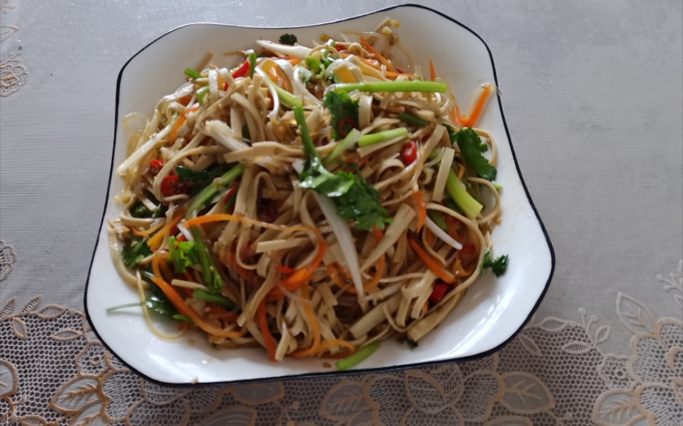 凉拌豆皮粉丝清香爽口,营养丰富!系下酒下饭之佳肴!