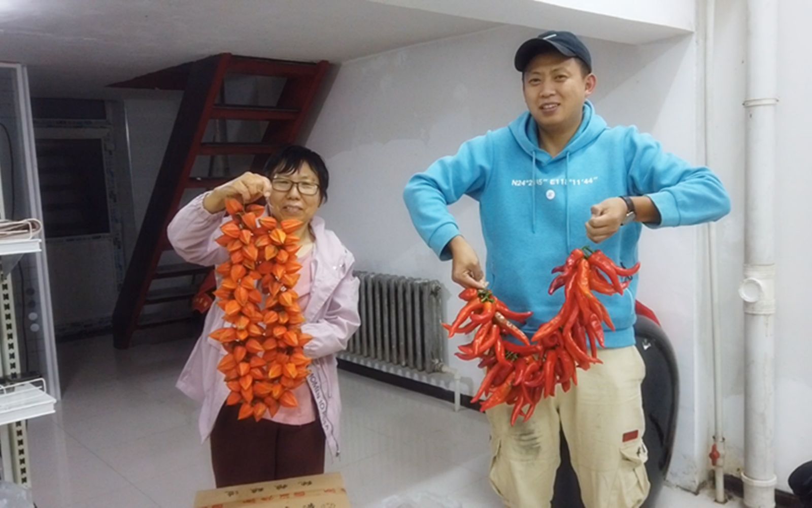 [图]久弟穿红辣椒，还有红菇娘，穿了一会放弃了，直言不是男人能干的