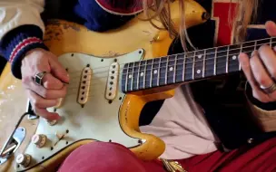 Video herunterladen: Fender Masterbuilt John Cruz 1959 Stratocaster Relic Aged Blonde “Smokey”