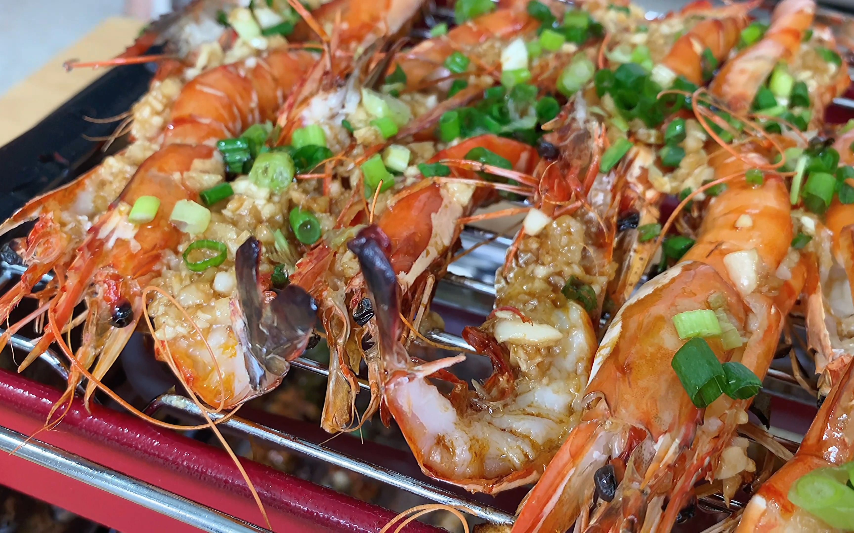 小屁孩嘴馋买一袋黑虎虾烤着吃,香味四溢,看得我直流口水