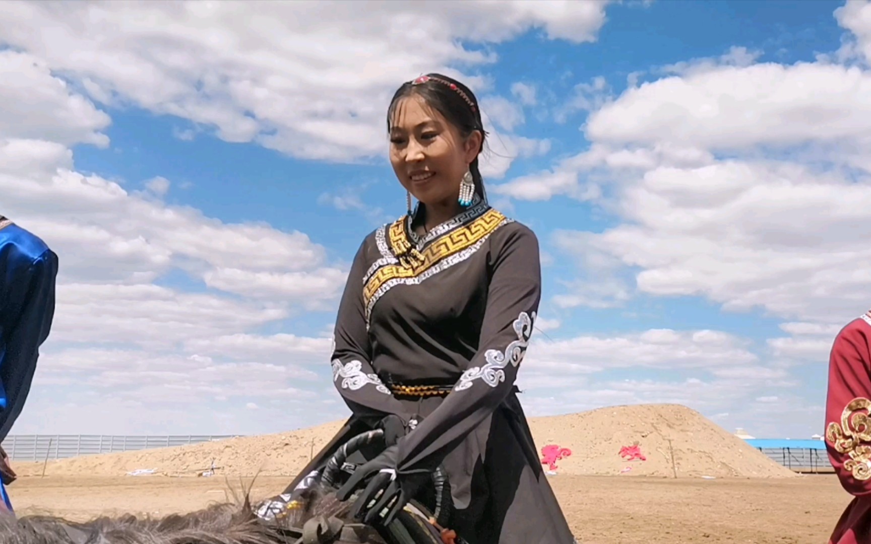 黑衣服的内蒙古姑娘 她说她的马心情不好不吃胡萝卜 12:12 23 5 22 有
