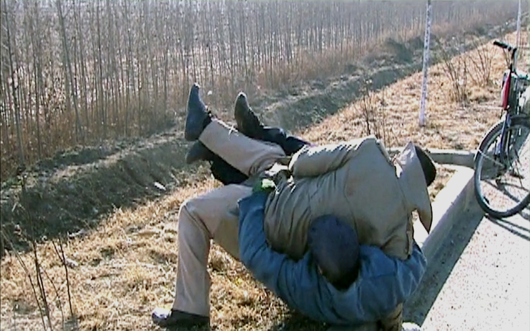 大师兄锁住了何金银