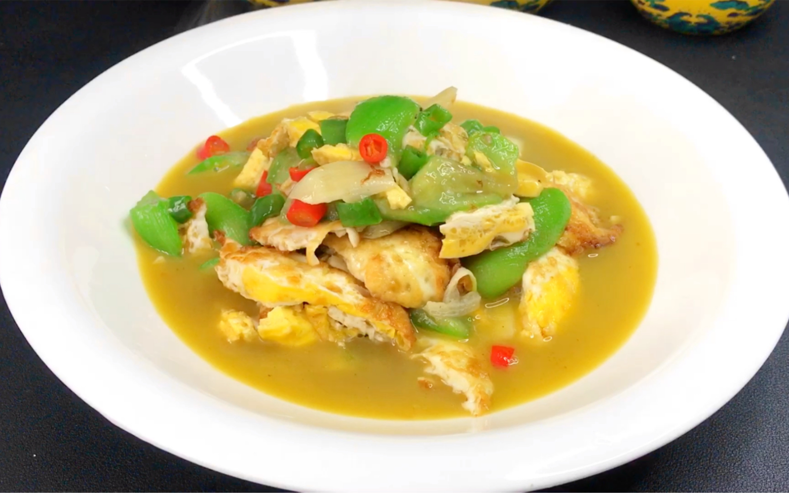 丝瓜焖荷包蛋 一道美味的湖南家常菜 汤汁鲜美 丝瓜滑嫩 做法简单