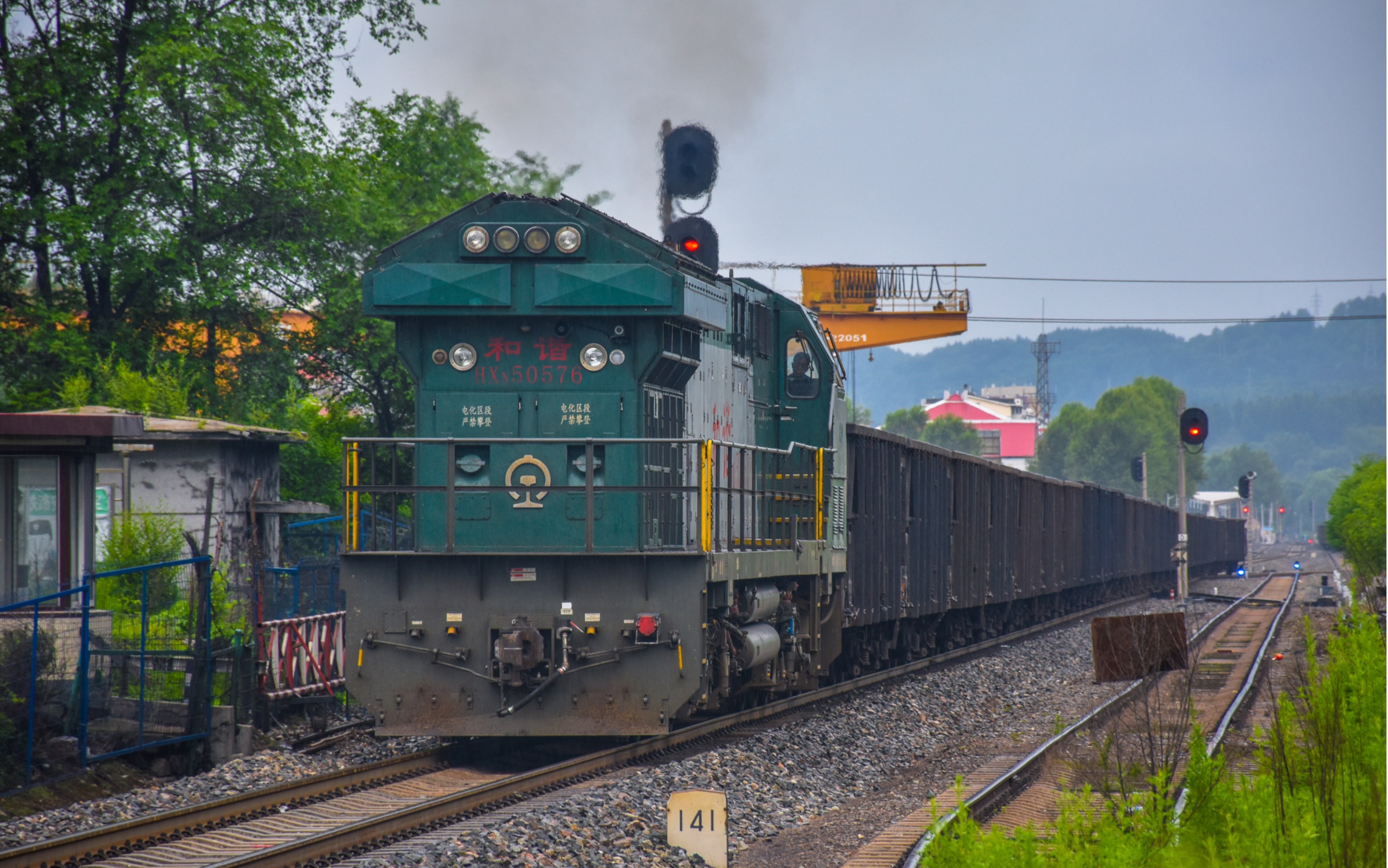 沈吉线140km 998m石油公司道口沈局吉段hxn50576机车端逆向运行牵引