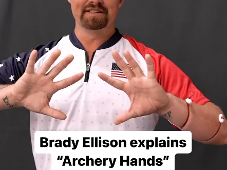 brady ellison展示手指