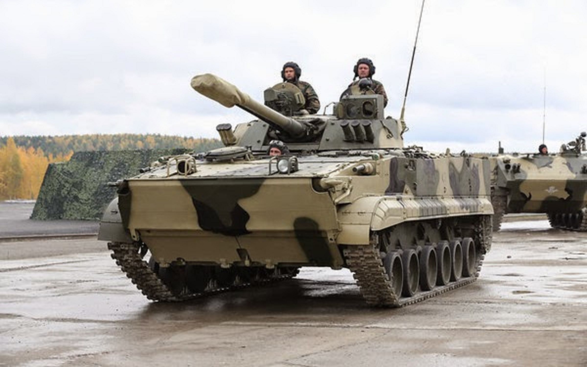 俄军bmp-3在公益行动中志愿清扫海滩美军废物_哔哩哔