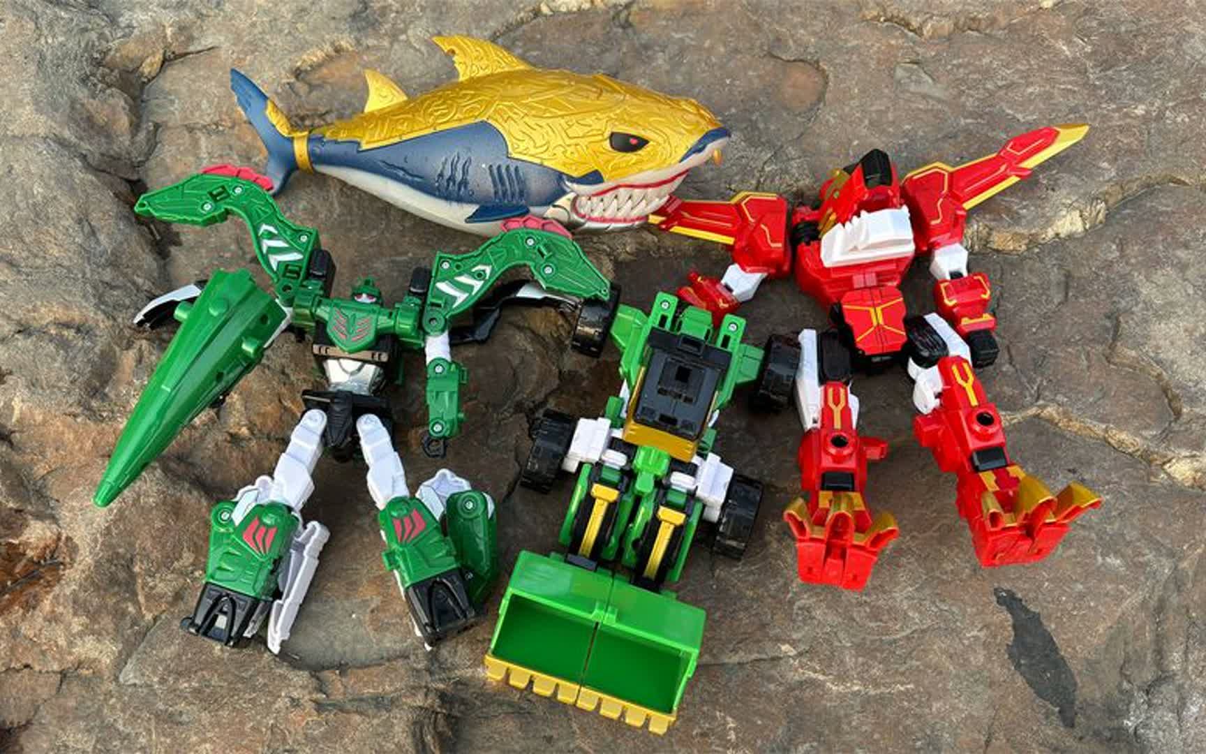 小伙河边发现一个黄金鲨鱼 捡到捡到心奇爆龙战车x3动力推土车