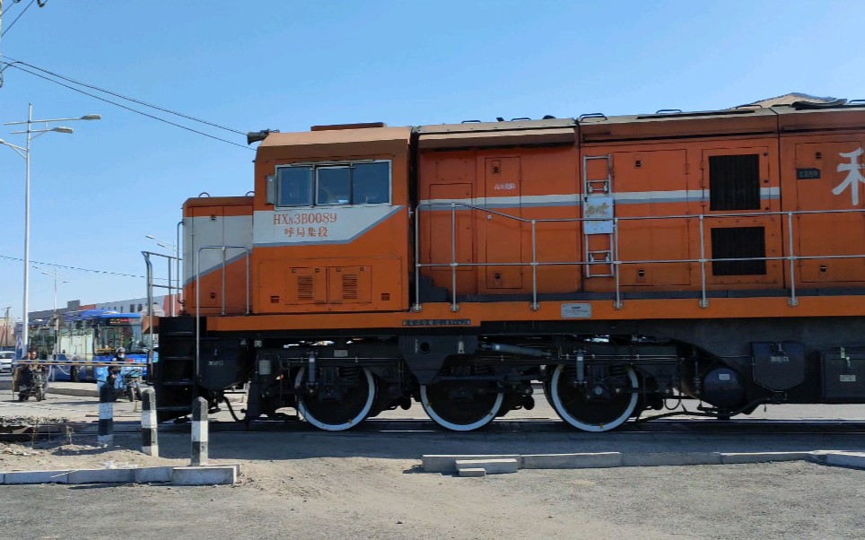 道口hxn3b牵引敞车大列通过打道口