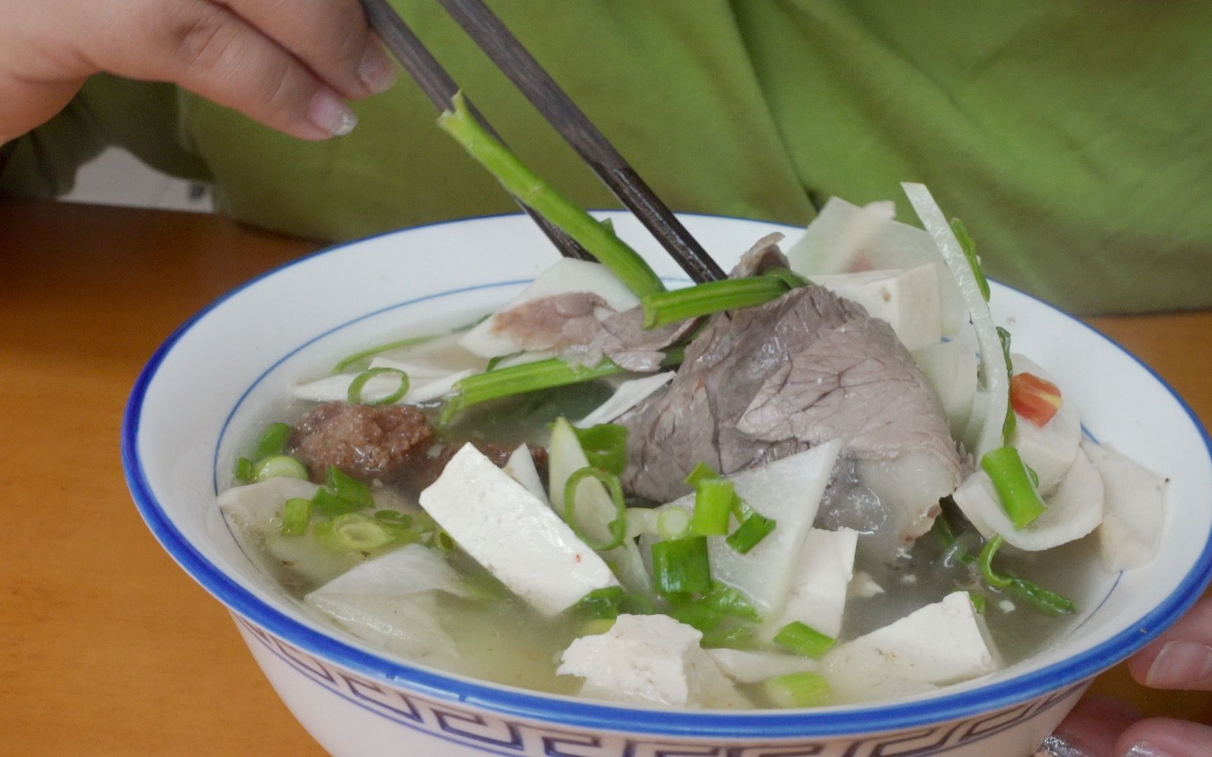 新疆美食丸子汤,有荤有素再加上两个油塔子,汤鲜味美三餐都适合吃