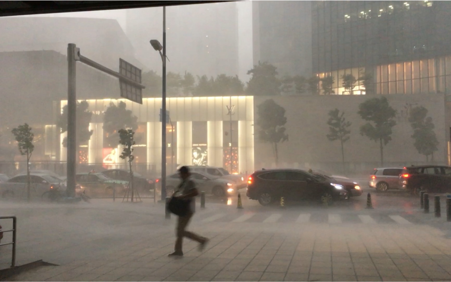 [图]北方人到了广州才知道什么叫瓢泼大雨……