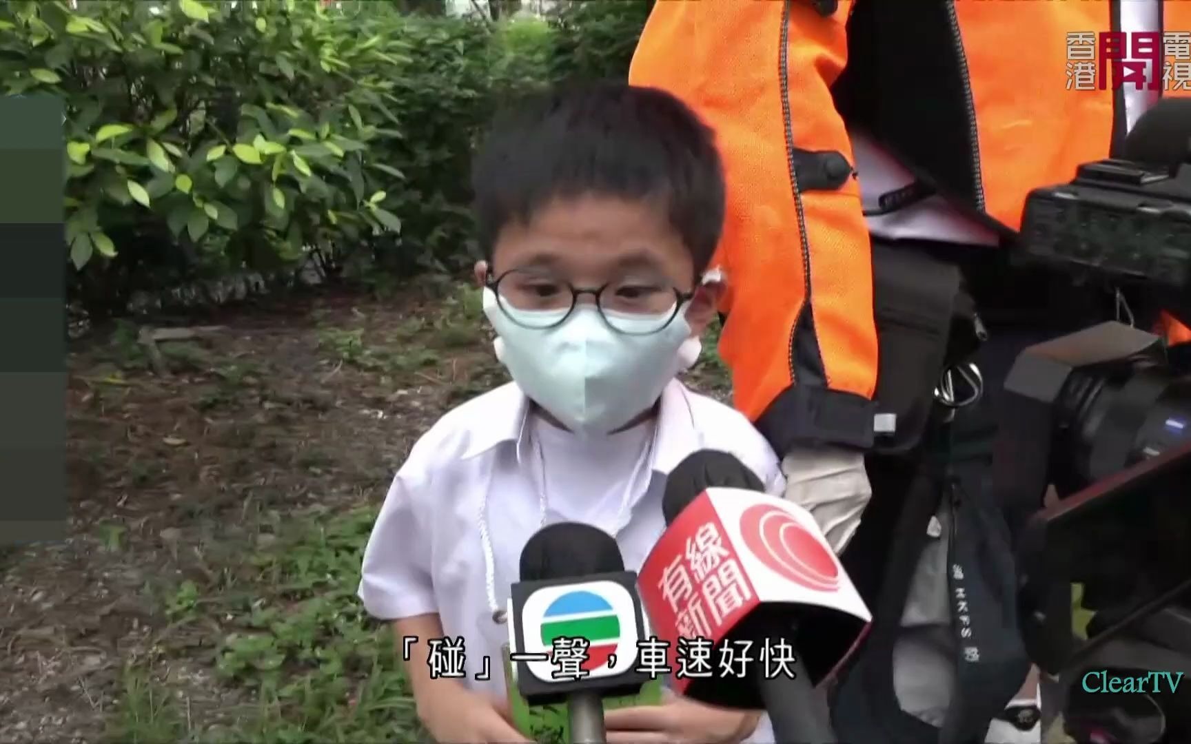 [图]【香港开电视】《十一点半最前线》一辆校车在沙田大涌桥路与私家车及货车相撞，有24人受伤（20210604)