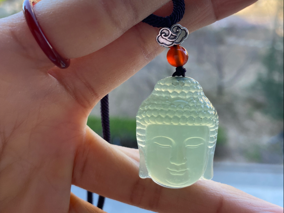 天然岫岩玉佛头挂件,高3.2厘米,宽 2.4厘米,厚1