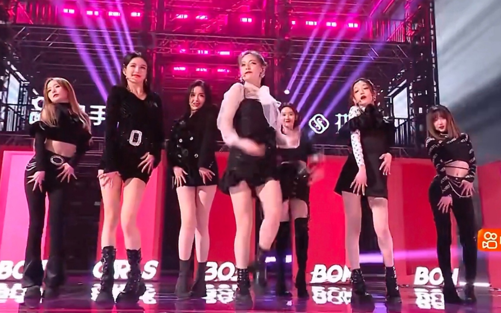 硬糖少女303马甲线双马尾唱跳舞台火力全开燃炸全场舞台表现力太强
