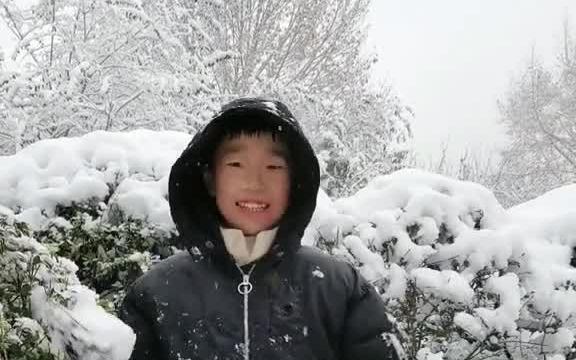 [图]方雪雯 来到故乡心沸腾 邹应龙一路私访到南京 察民情行来不进金陵府 到家中