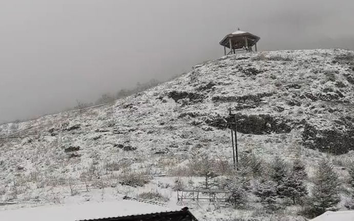 [图]北京门头沟灵山飘雪花