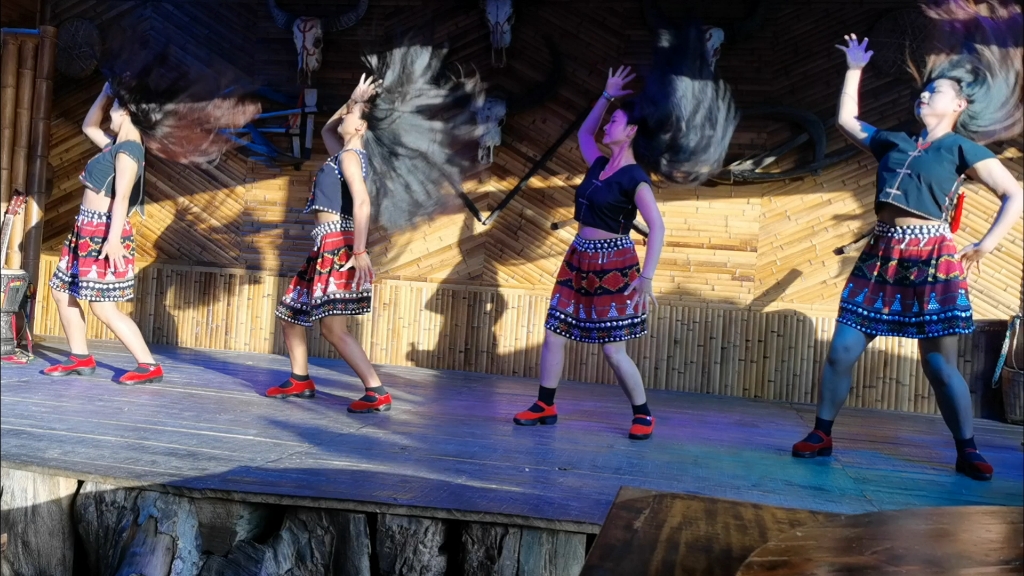 吃佤族宴,看佤族甩发舞