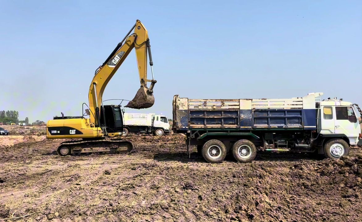 卡特彼勒320d挖掘机在工地装车作业