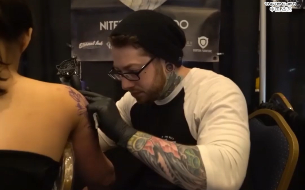 国外纹身喷纹身师一脸图片