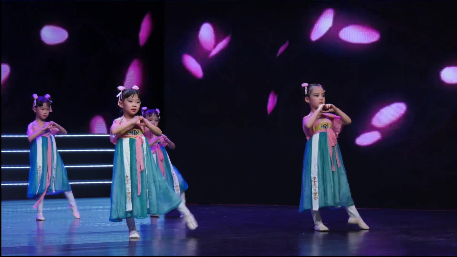 "星光灿烂"青少儿舞蹈展演《桃花笑》