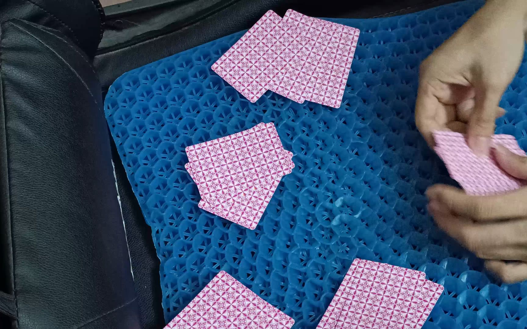 扑克牌千术控三张手法揭秘