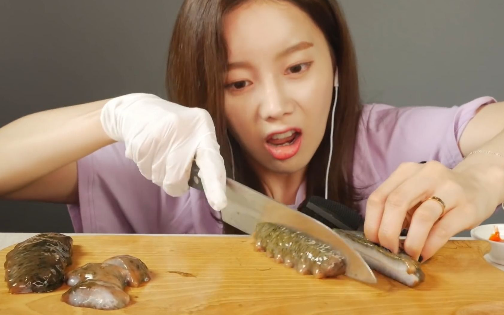 ssoyoung【中文字幕】章鱼姐生吃海参~可怕