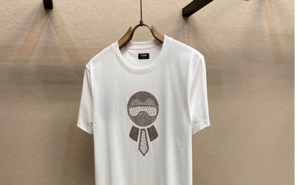 说一下高仿fendi芬迪23春夏新款老佛爷水钻徽标圆领短袖棉质t恤