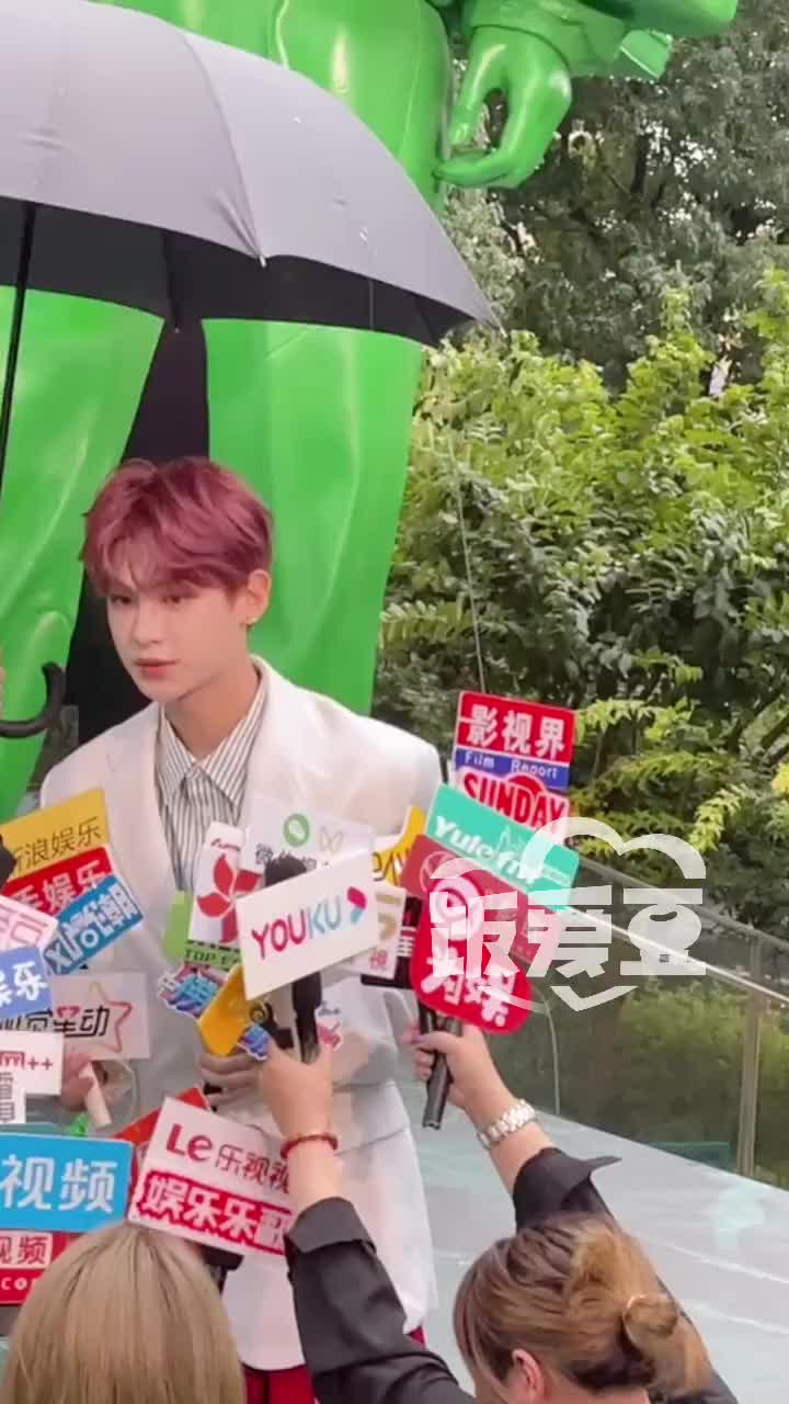 今天是雨中小王子黄明昊黄明昊justin