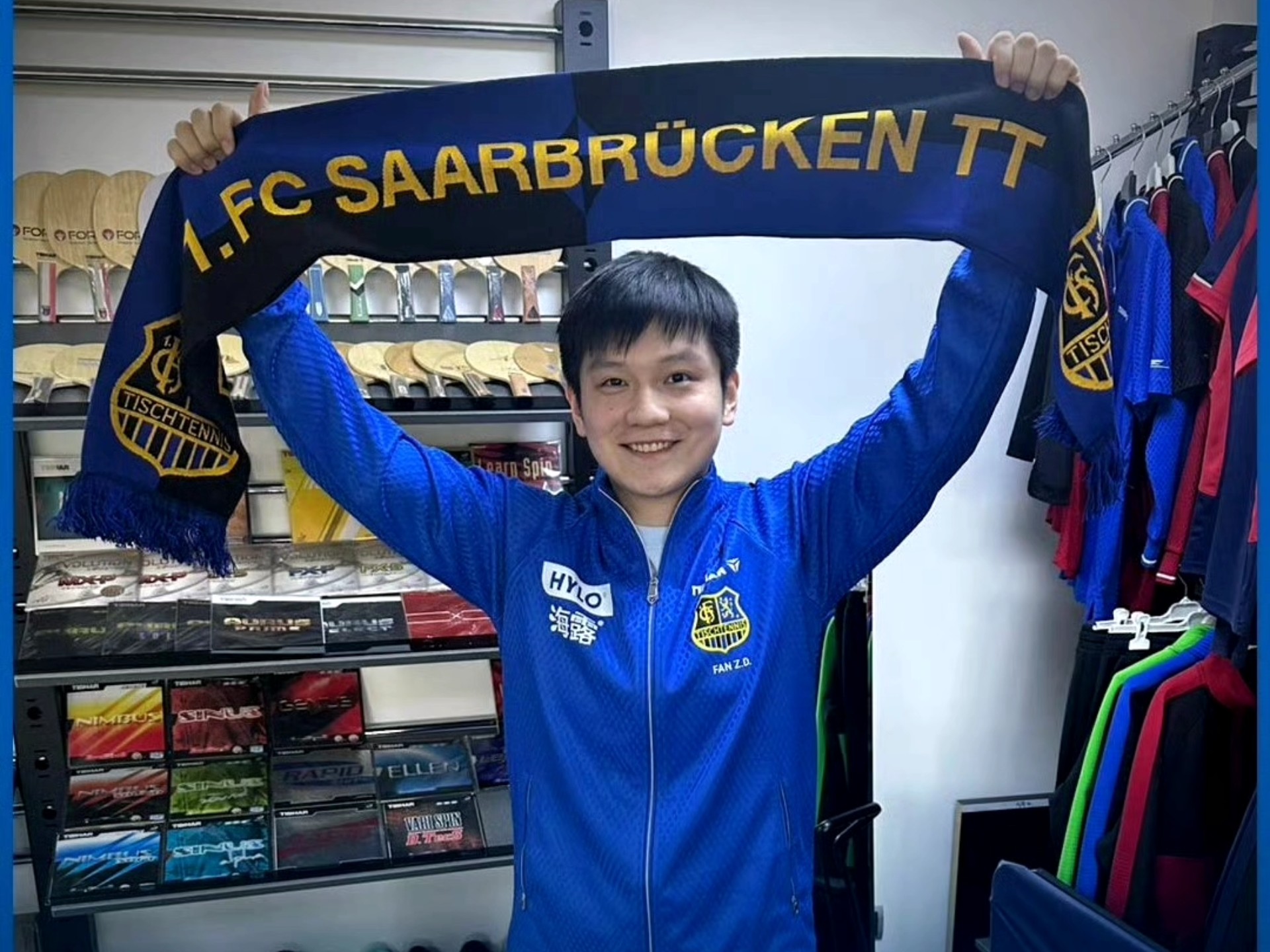 樊振东首度亮相萨尔布吕肯,是穿蓝色新队服的快乐东哥!