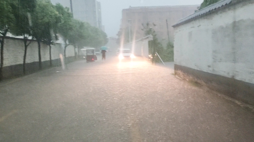 实拍河南商丘:特大暴雨,城市内涝严重,不一会都下成河了、真太吓人了哔哩哔哩bilibili