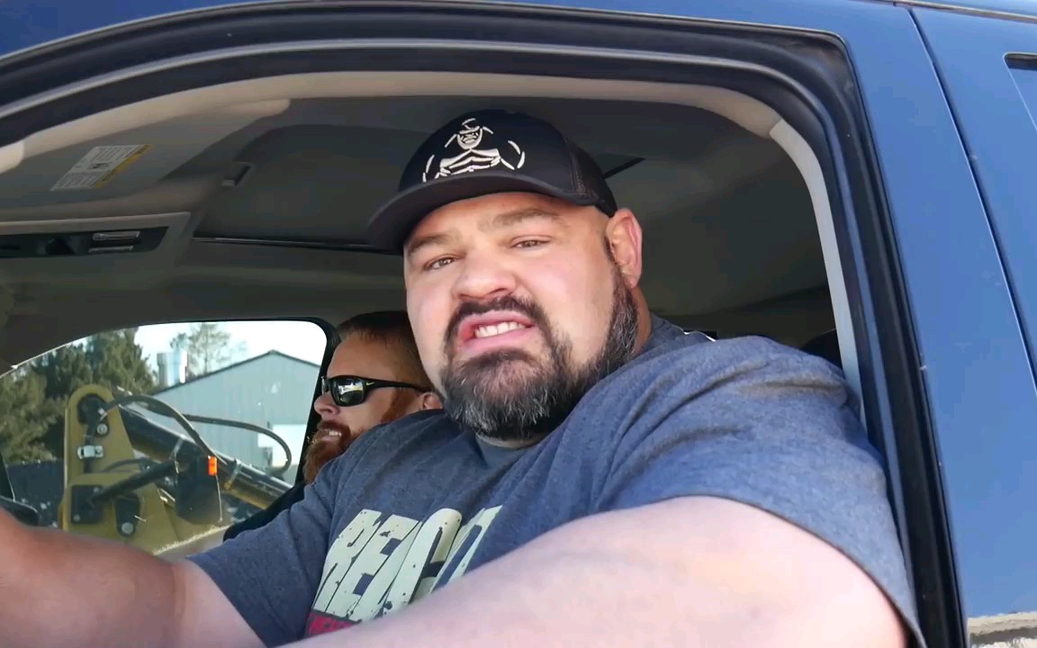 大肖开着大皮卡买了1200lb的大石头