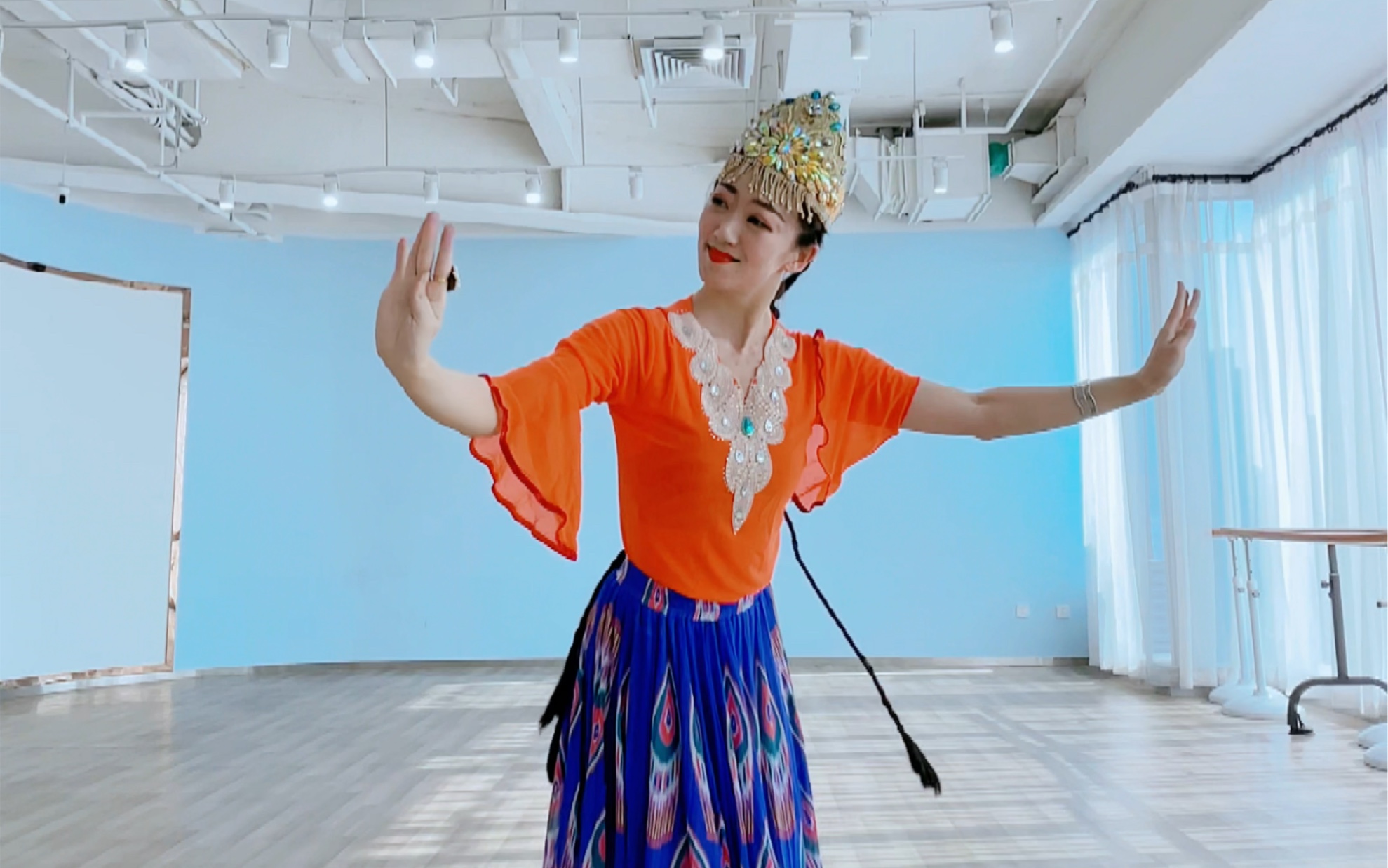 我们新疆人传统的维吾尔族舞蹈