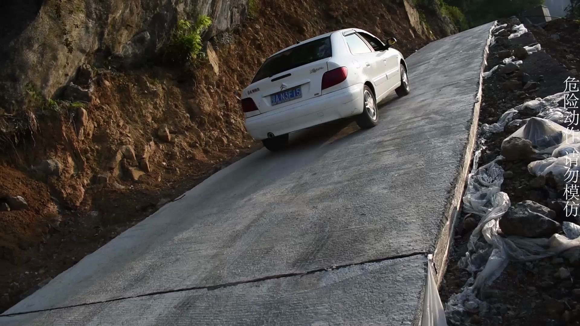 0l神车挑战45度坡,车都冒青烟了,这操作你服不服?