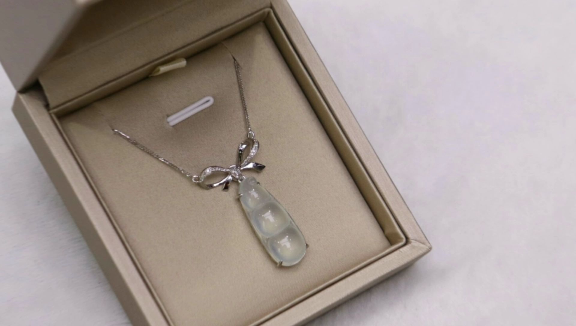 连中三元冰种翡翠丝带蝴蝶结设计钻石虽少却甚是清爽好看