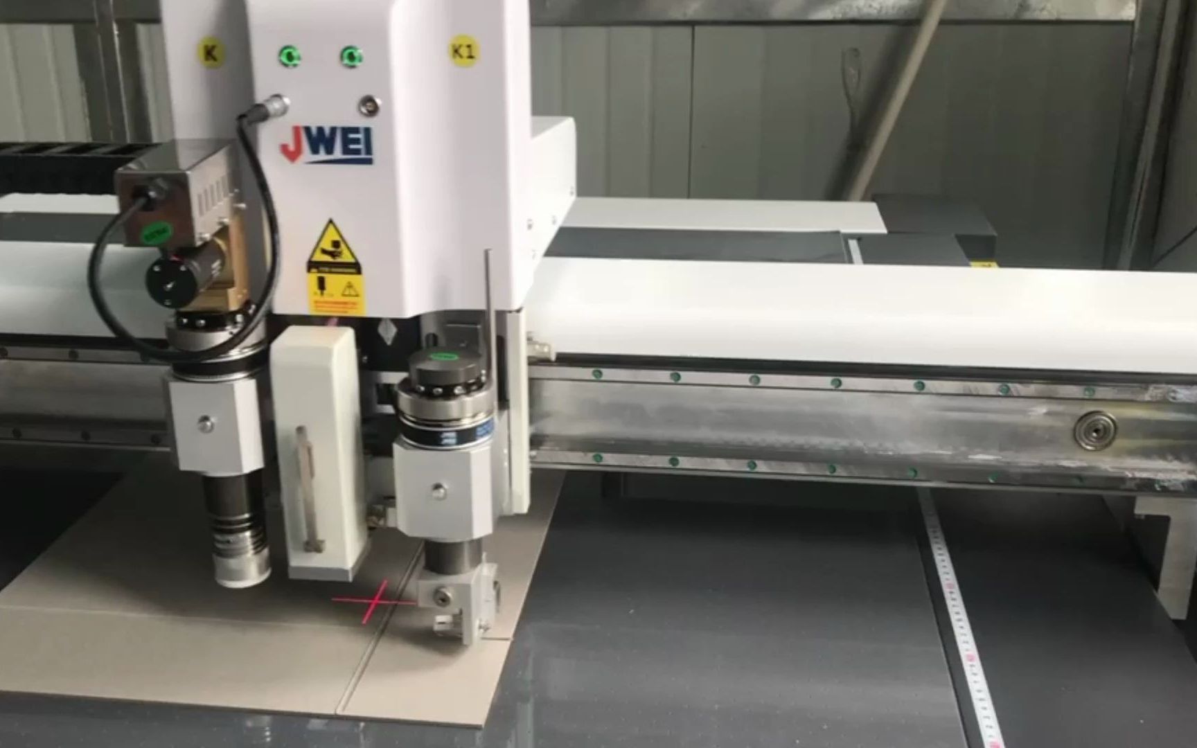 经纬卡纸开槽硬切切割机