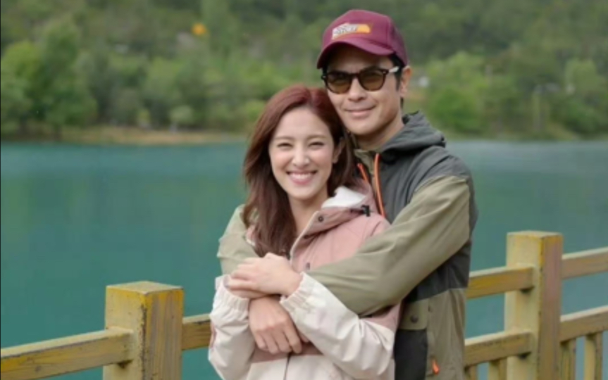 陈凯琳和老公郑嘉颖去旅游了,在玉龙雪山穿瑜伽服打卡,身材火辣,生了