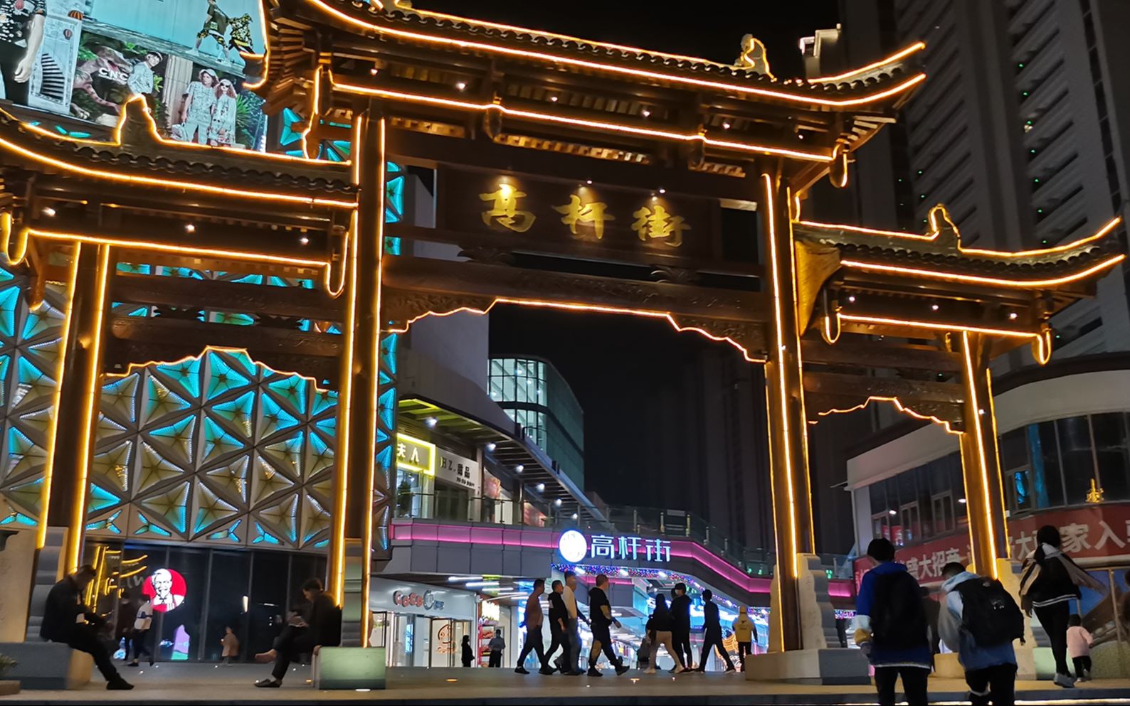 实拍上饶广信区高杆街,远处看特别亮眼,在这开店能挣钱吗?