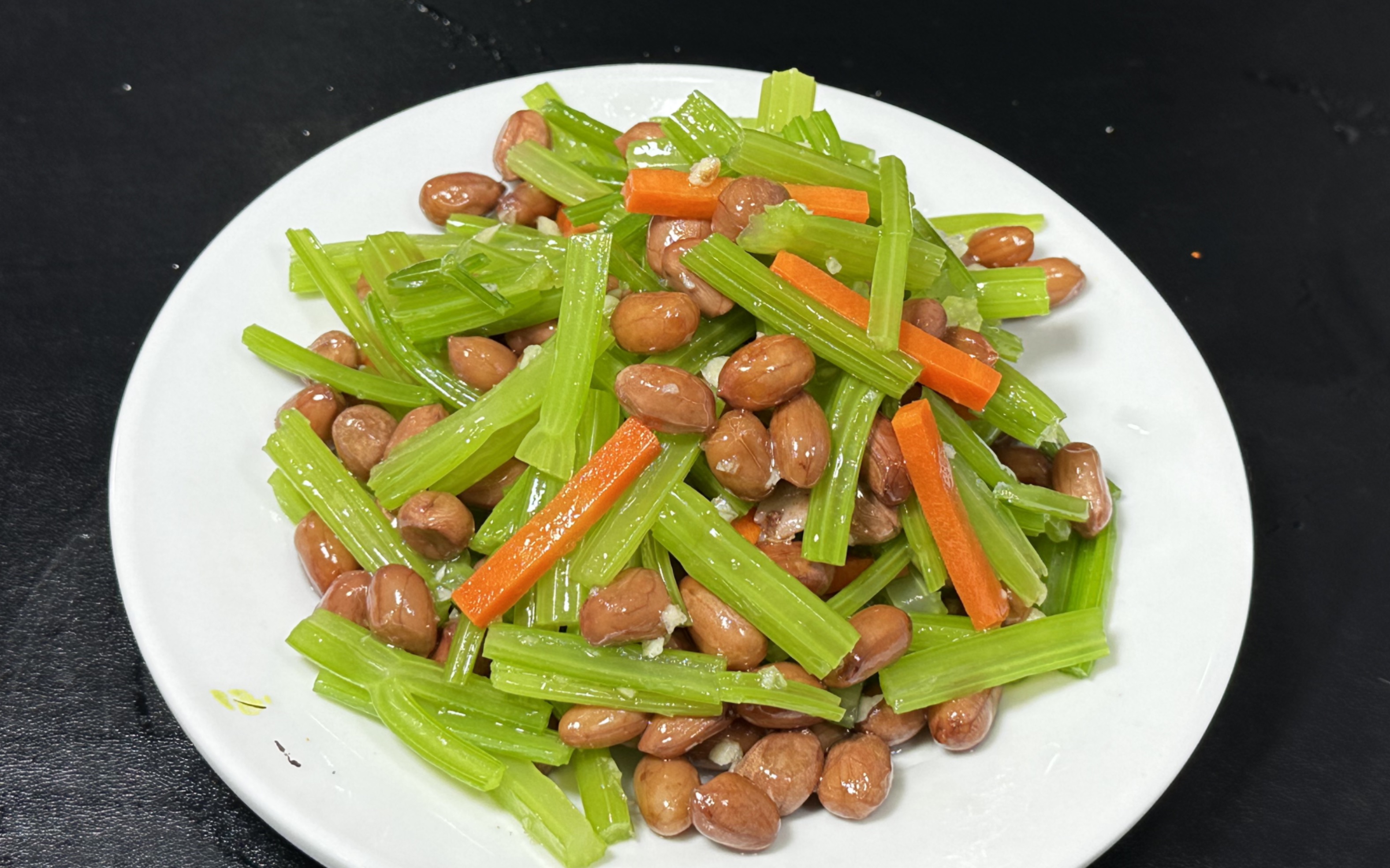 芹菜别去炒着吃了,煮点花生米一拌鲜香味美,做法简单又好吃