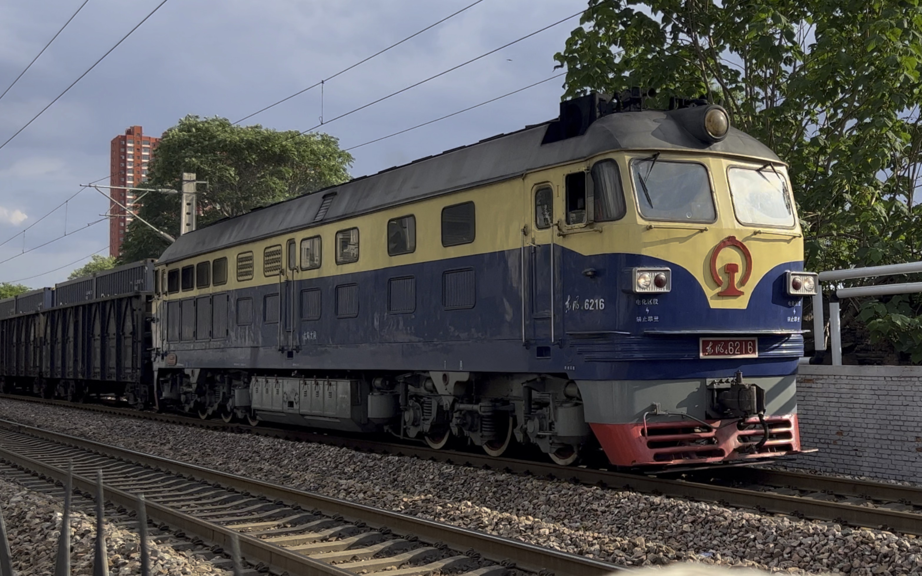 终于!太局太段df4b改d-6216牵引集装箱大列通过.