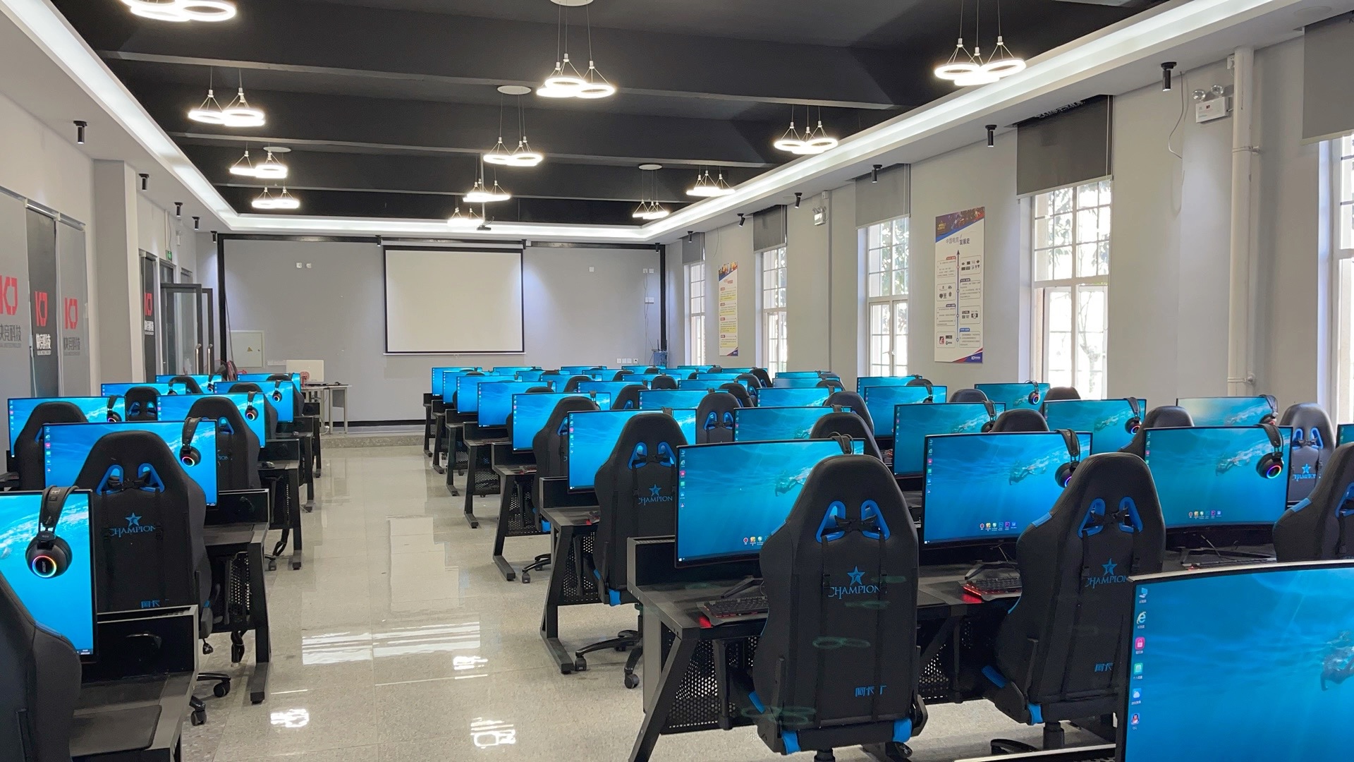 四川文化传媒职业学院的电竞教室原来长这个样子,装备过硬,系统过硬