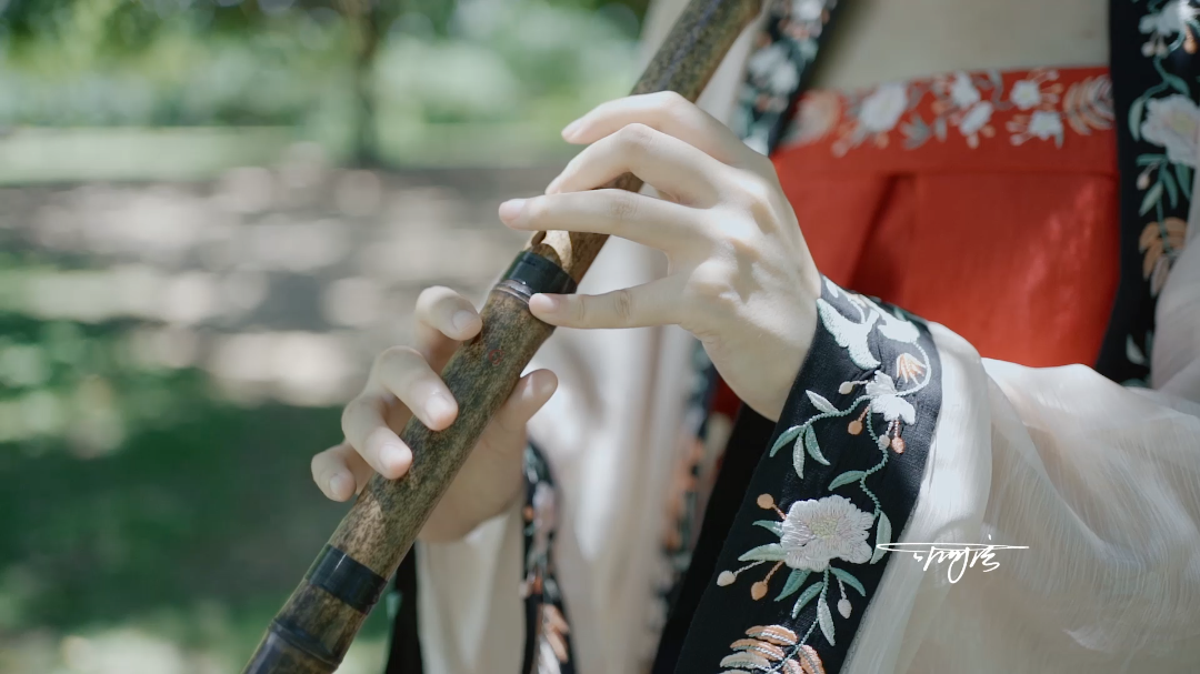 吹洞箫的汉服小姐姐拍摄啊信