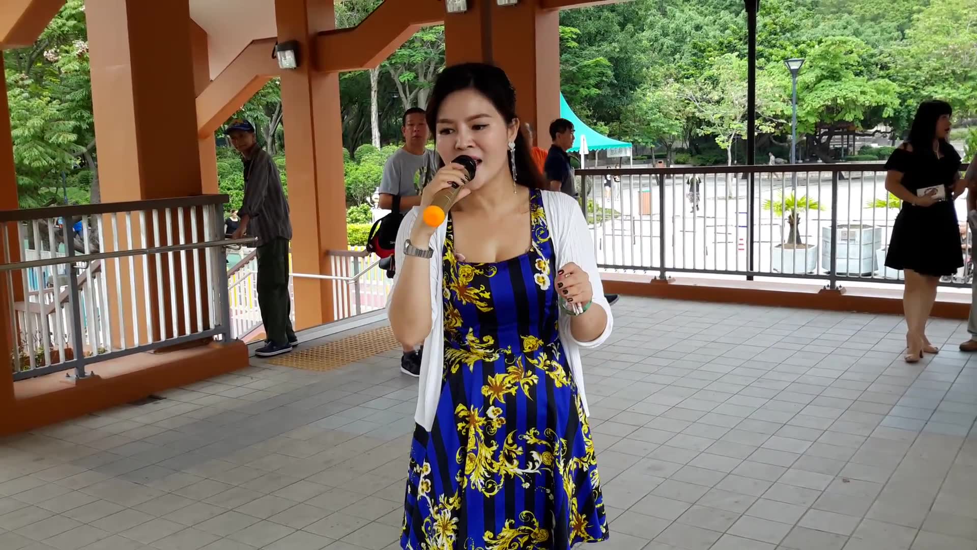 街头艺人小红深情演唱《绿岛小夜曲》,这样的赚钱方式真轻松啊_哔哩