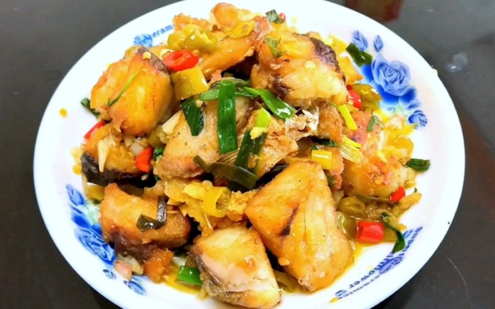 酸辣鱼块在家自己做的,酸辣入味,外焦里嫩,比饭店买的还好吃