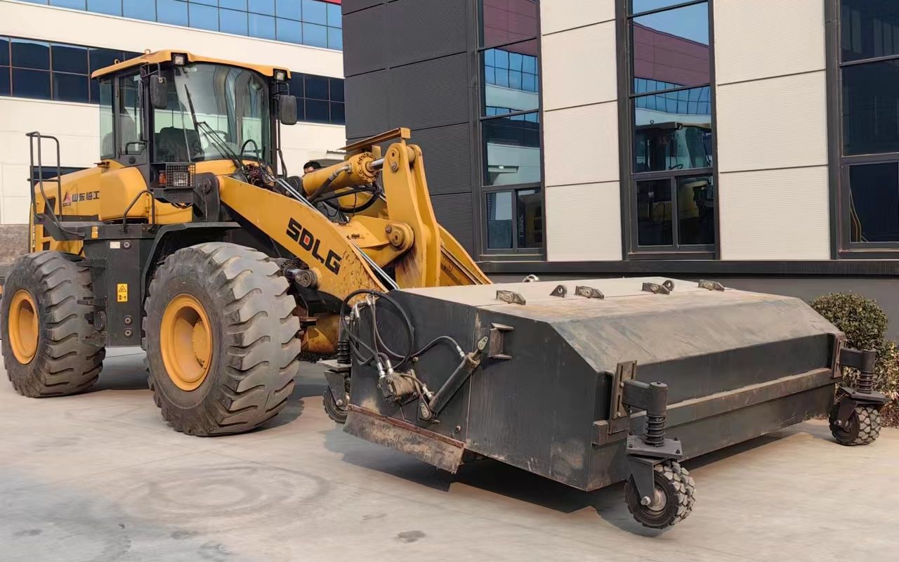 50铲车安装扫路机前进式清扫器装载机封闭式扫路机