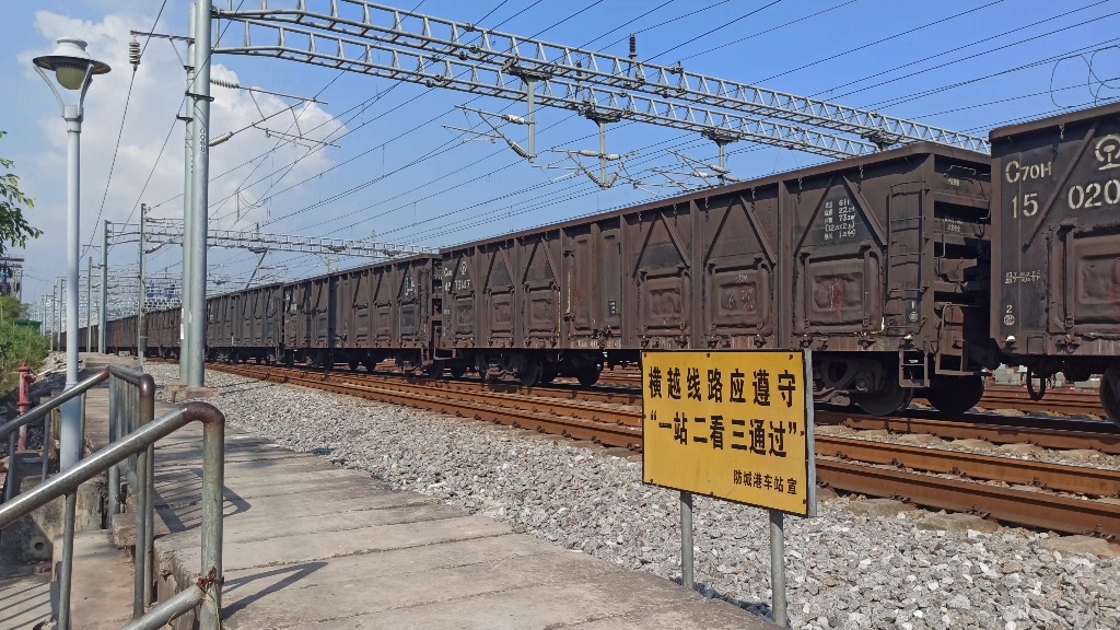 【南防铁路】沿海公司hxd1c7034牵引敞车货列防城港站二道出发通过k62