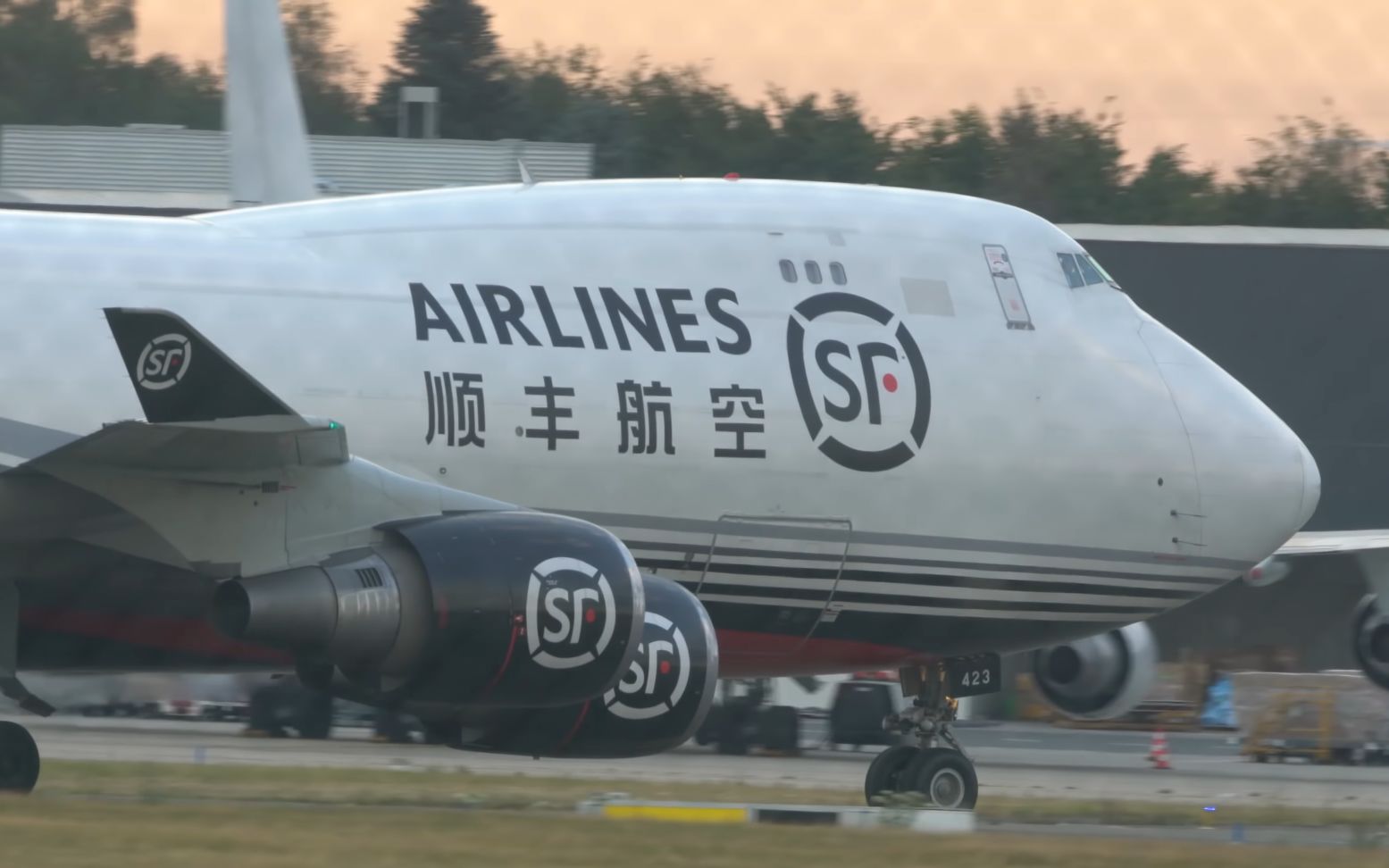 顺丰快递飞机亮相货运机场拍摄波音BOEING 747 货运飞机,起飞降落!哔哩哔哩bilibili