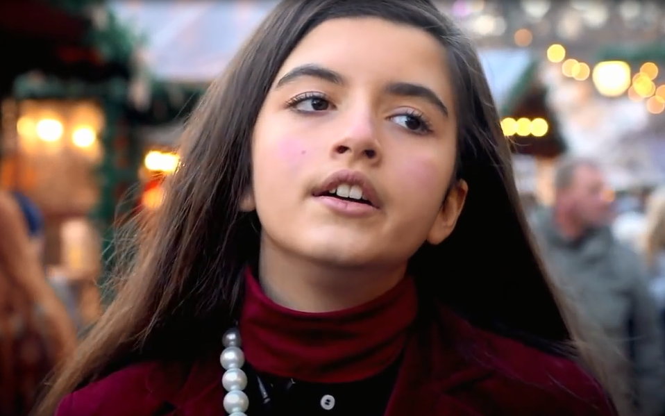 小天使又双叒叕来了angelinajordan圣诞前夕街头演唱whitechristmas