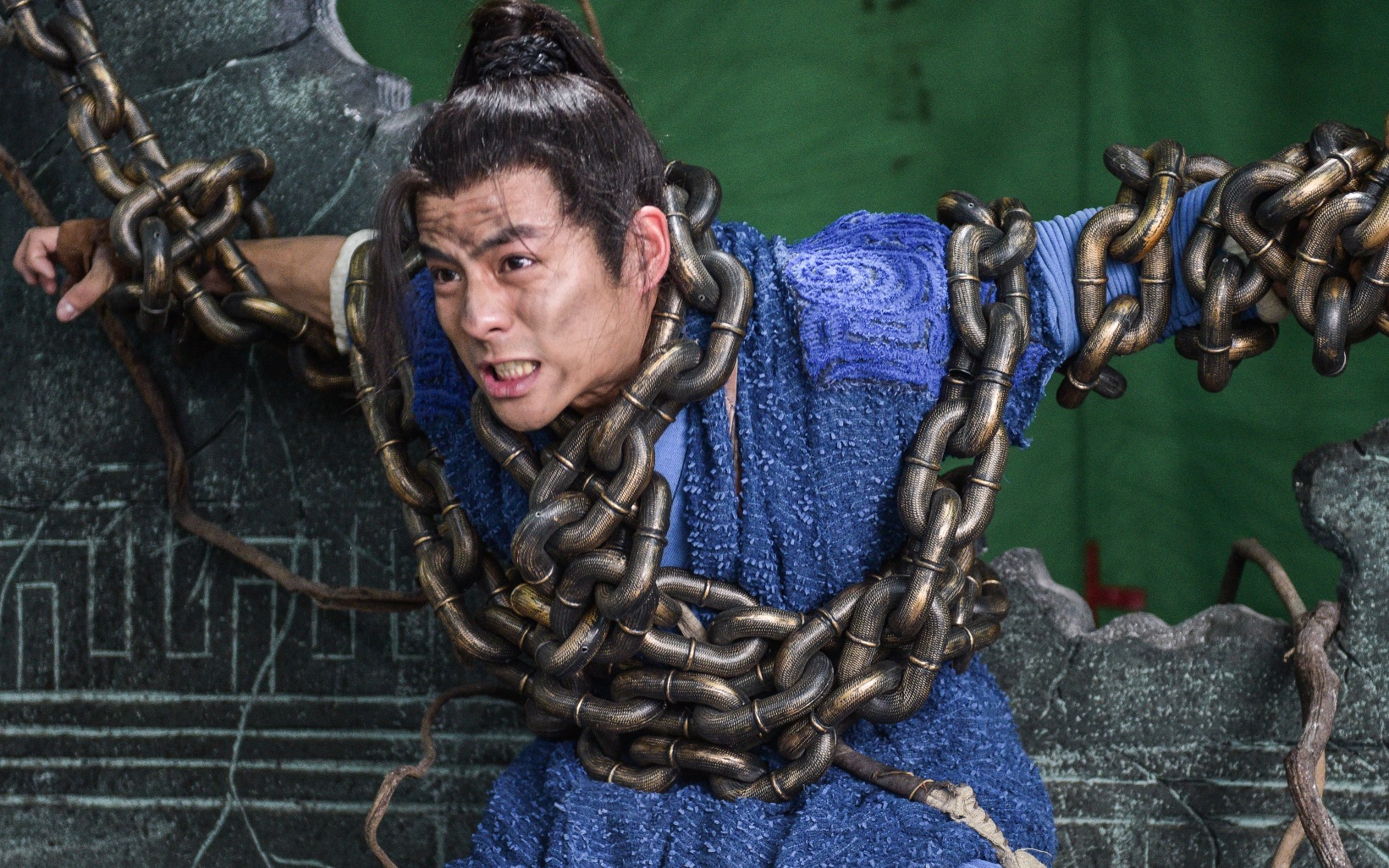 小伙身体封印着神兽,经常变身吓唬人,只能用铁链可以控制住!