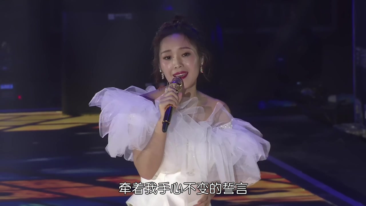 [图]云朵 【阳江演唱会】歌曲《手心里的温柔》20171222